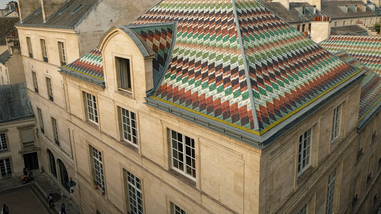 Rue du centre ancien de Dijon, maisons à pans de bois et toit de tuiles vernissées de Bourgogne